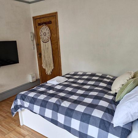 Bright Studio Apartment In A Perfect Location Лондон Экстерьер фото